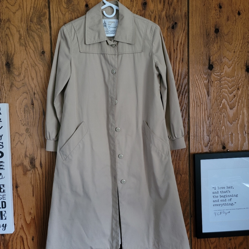 Vintage London Fog raincoat! Size 6P.